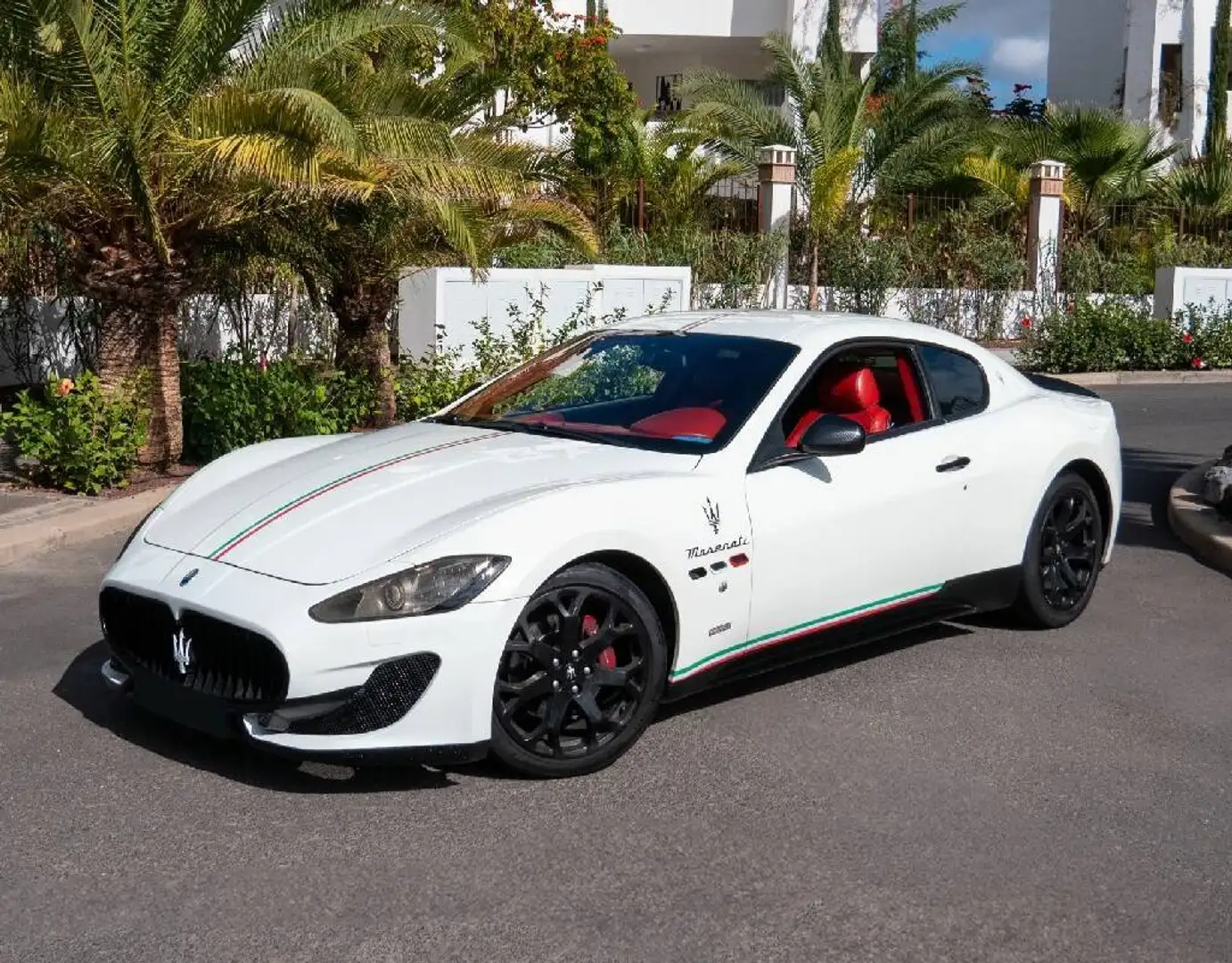 Maserati GranTurismo vista frontal en carretera