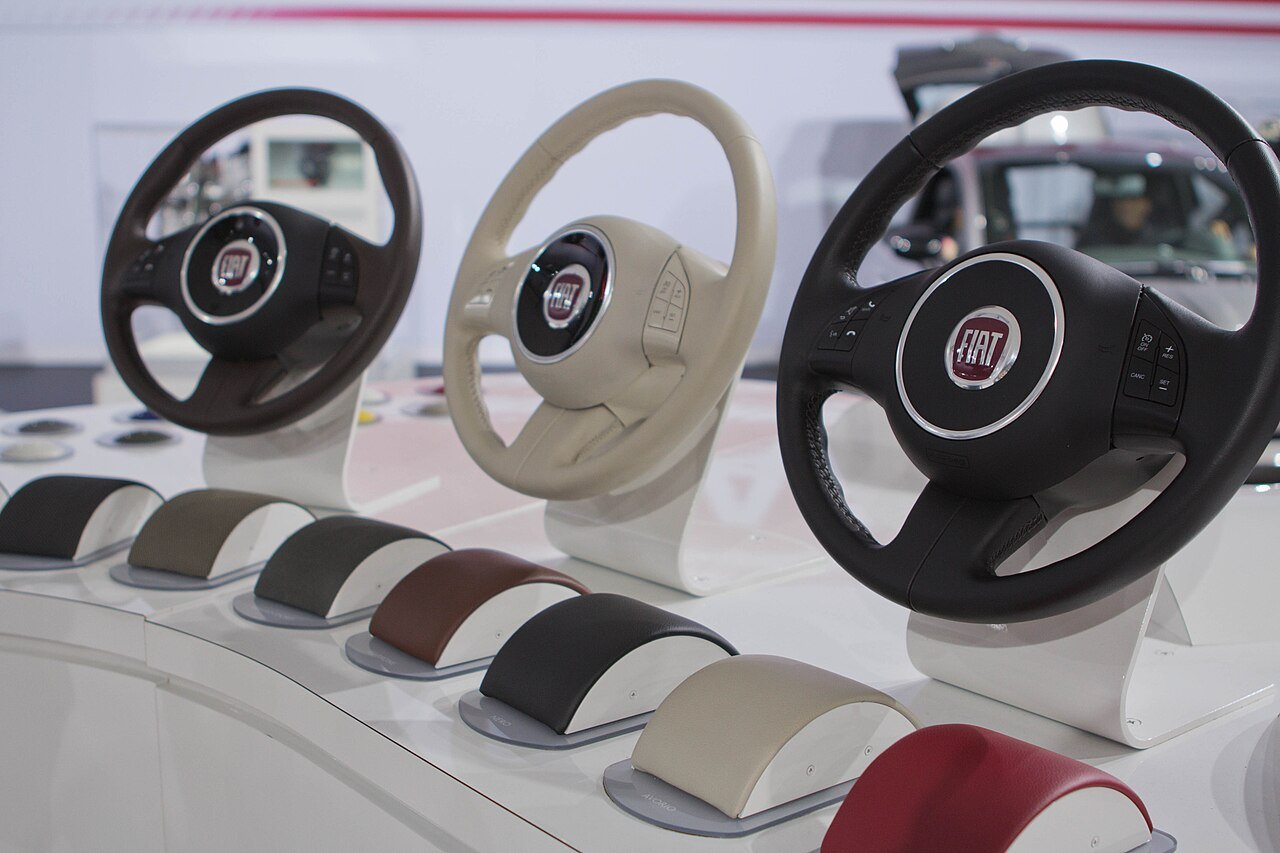 Interior y volante del Fiat 500