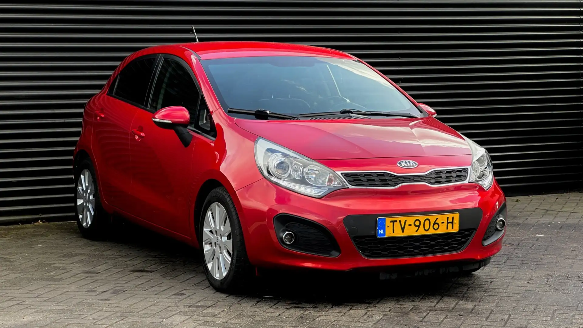 Kia Rio III vista frontal en carretera