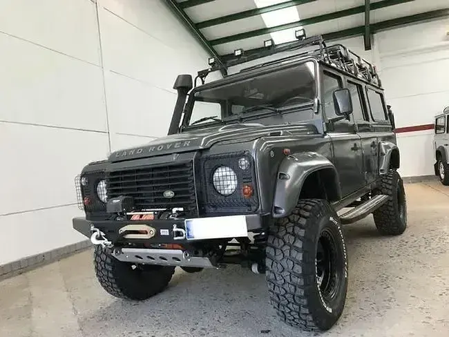 Land Rover Defender vista frontal en terreno