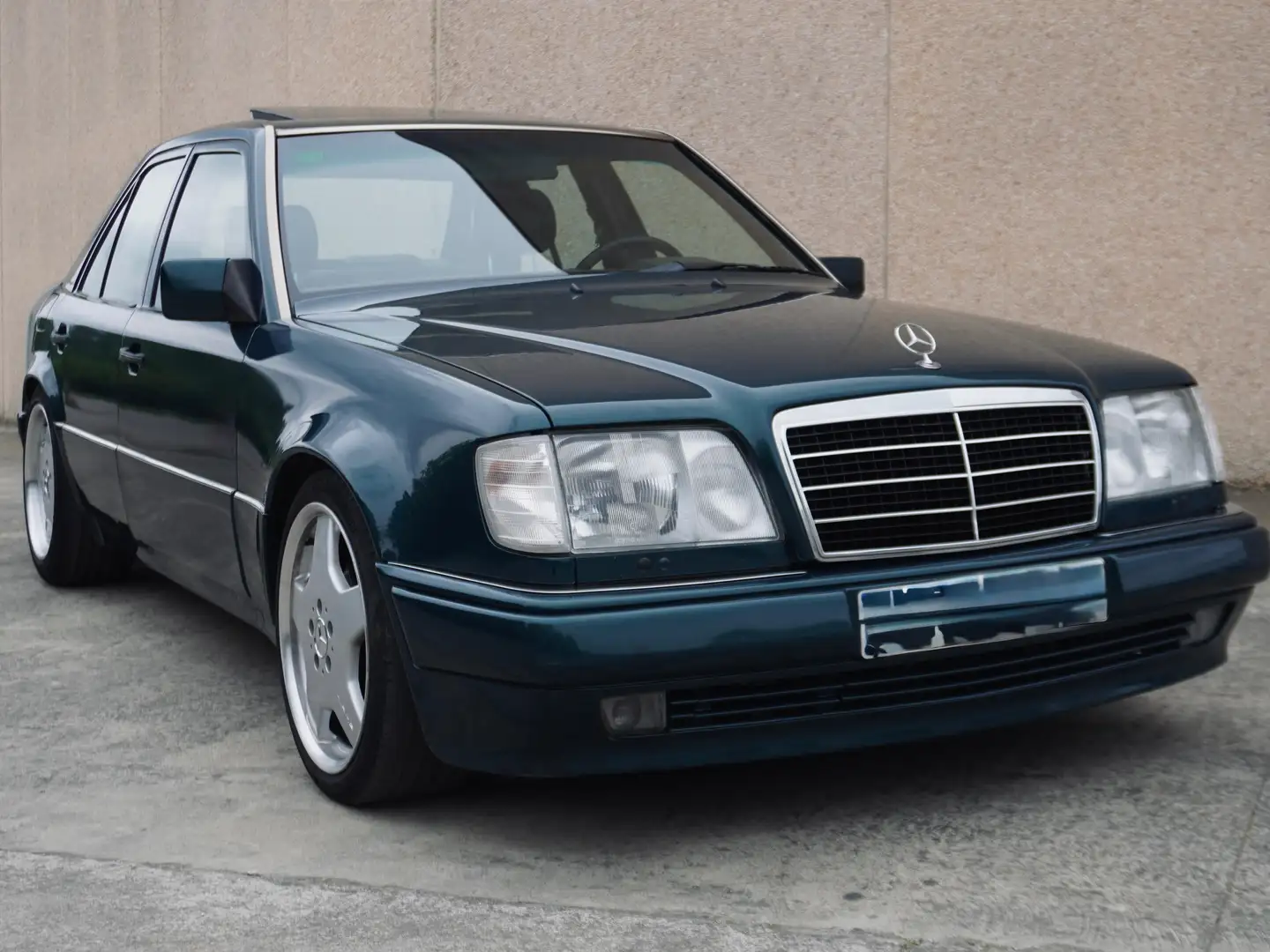 Mercedes W124 detalle trasero