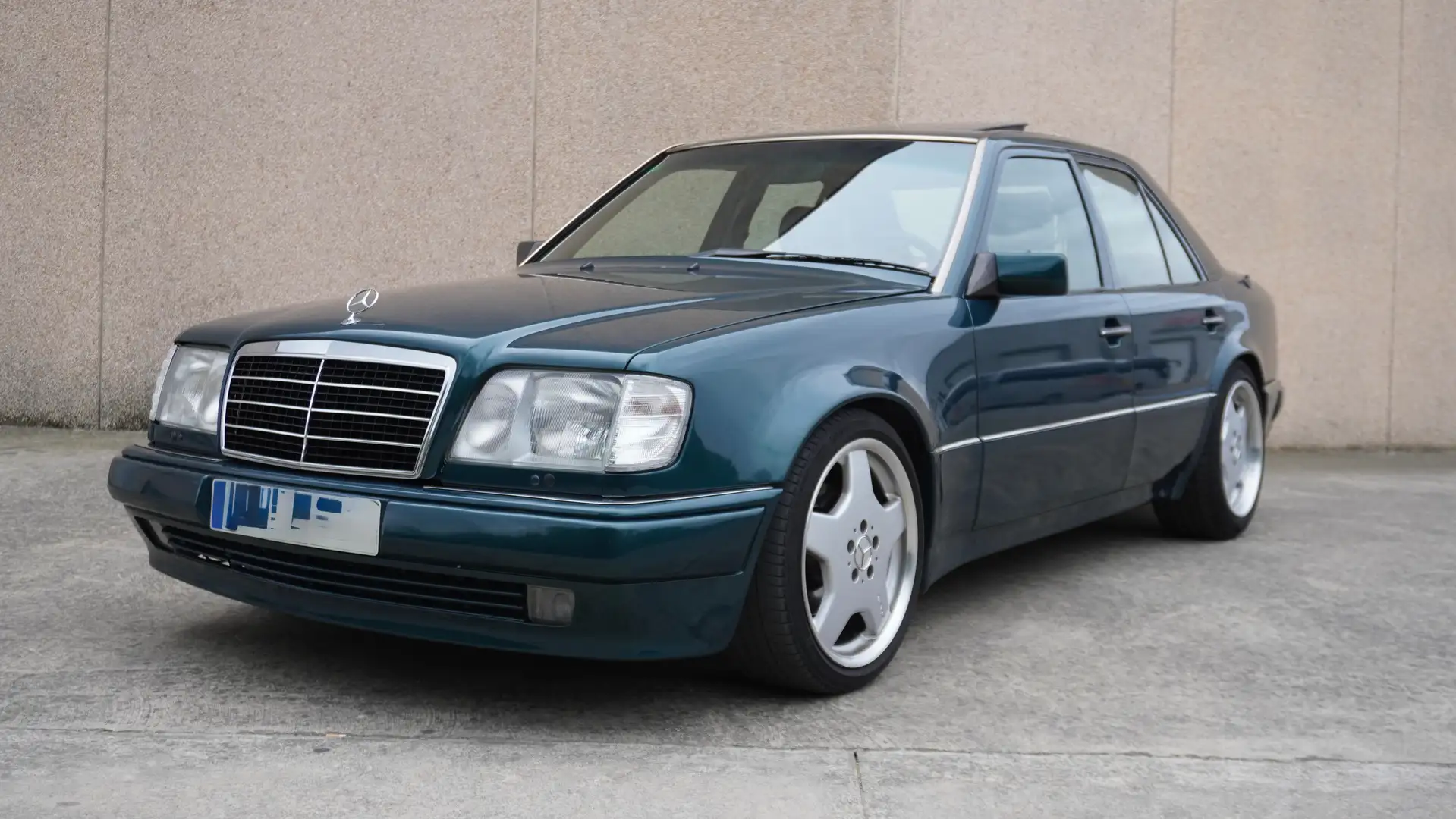 Mercedes-Benz W124 vista frontal en carretera