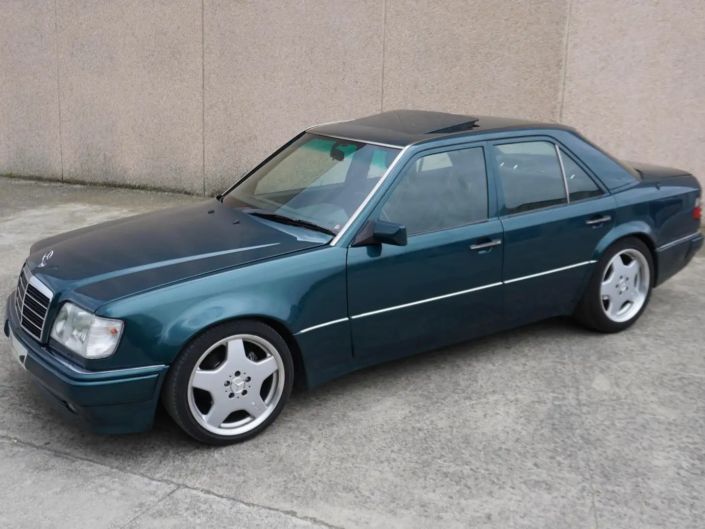 Motor seis cilindros del Mercedes W124