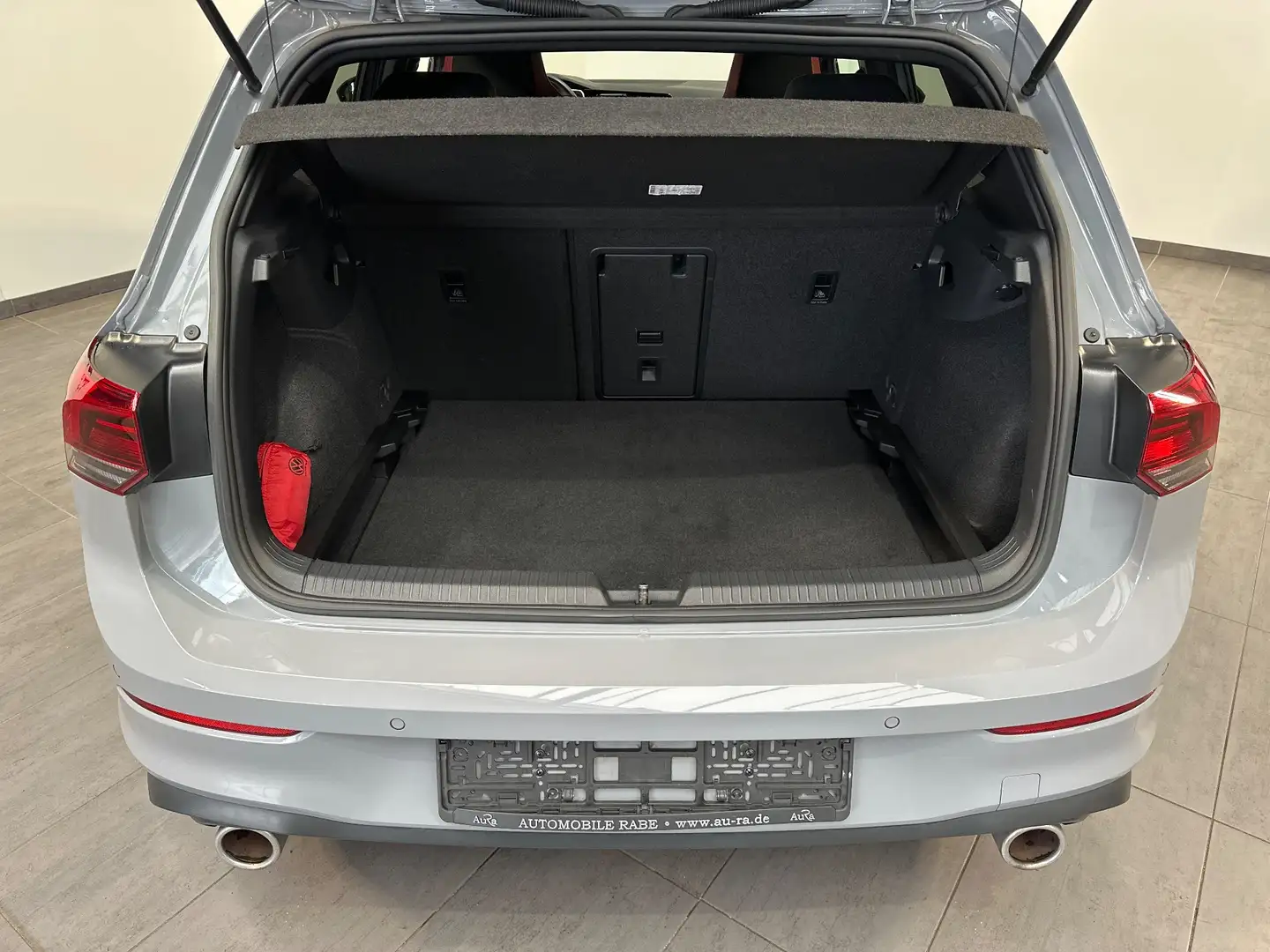 Sistema de infoentretenimiento en la inspección de un Volkswagen Golf Mk8