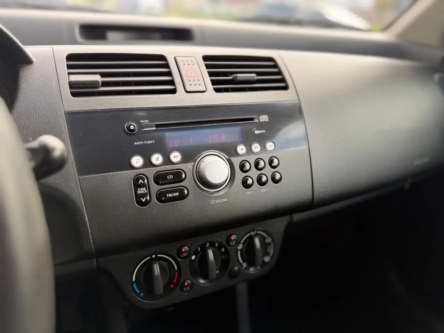 Interior del Suzuki Swift II