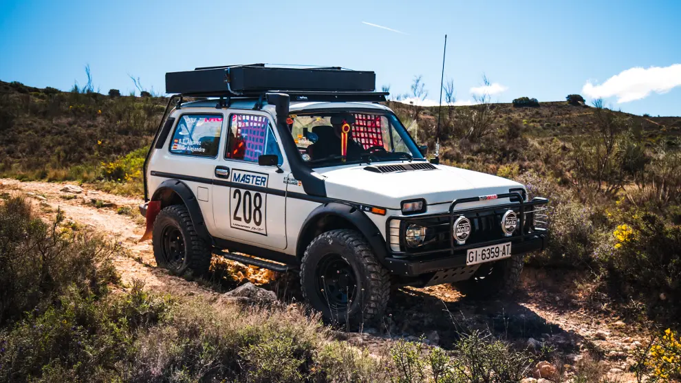 Lada Niva vista frontal en terreno rural