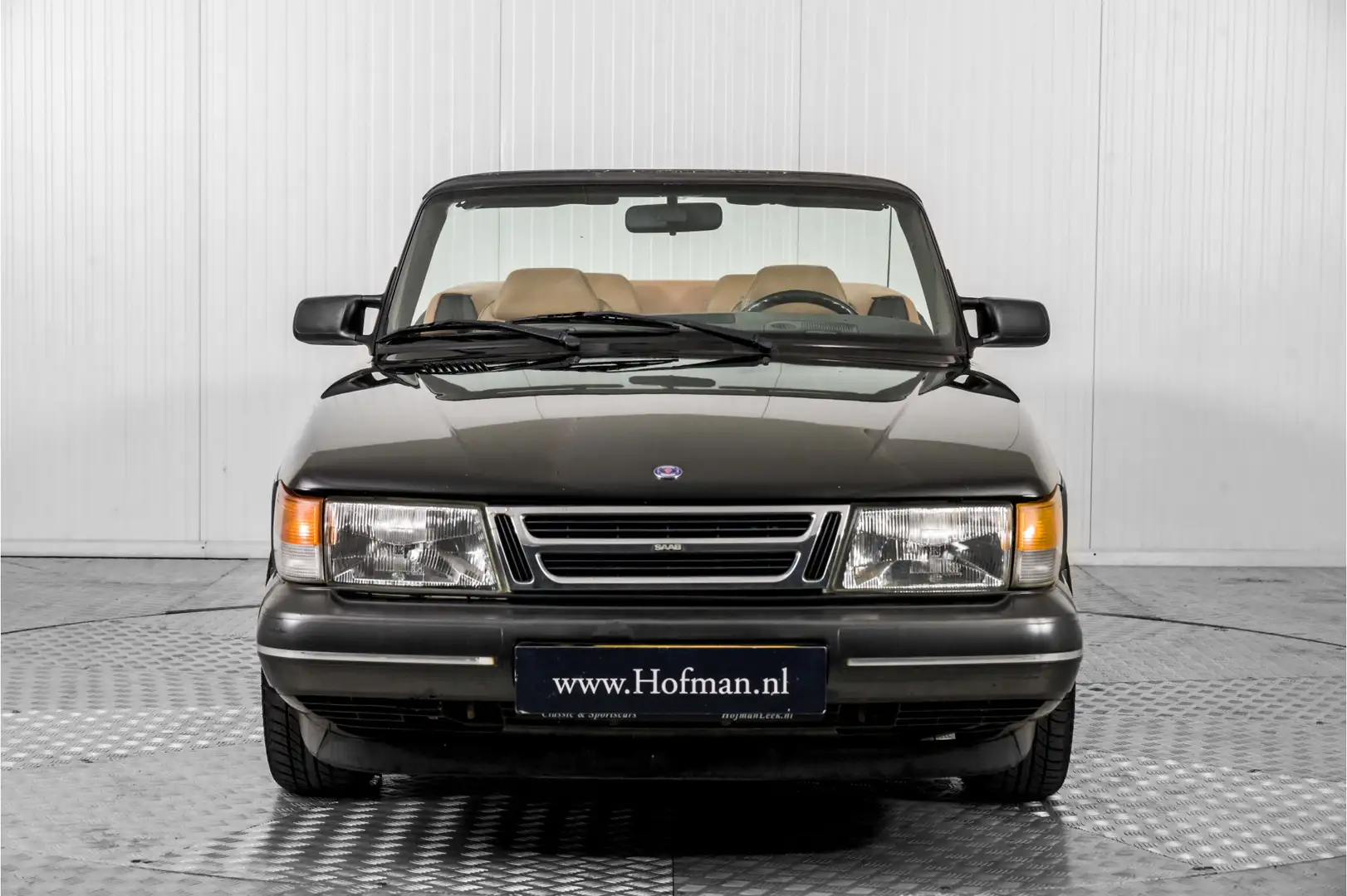 Saab 900 clásico circulando por ciudad