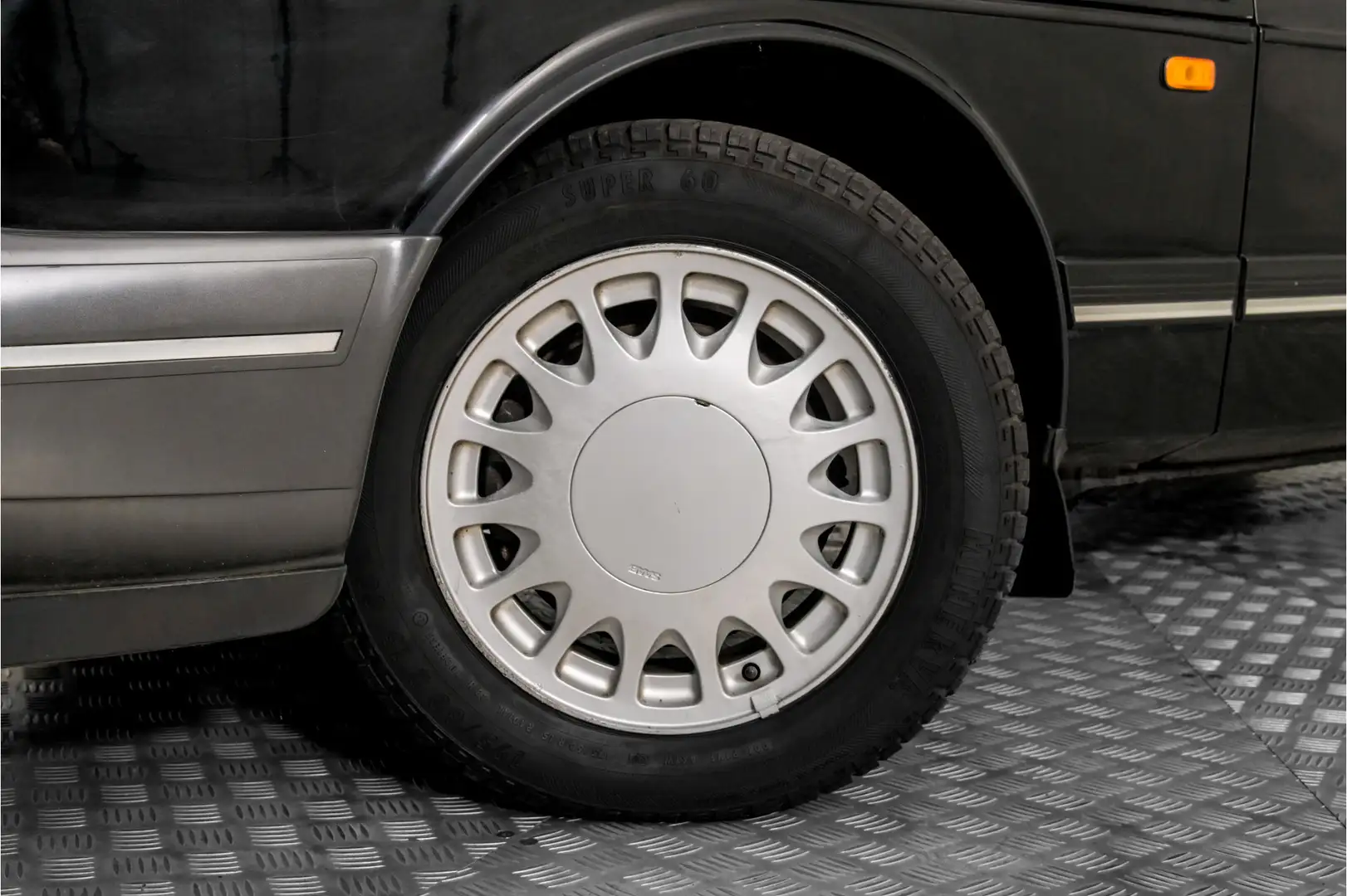 Pasos de rueda del Saab 900 clásico