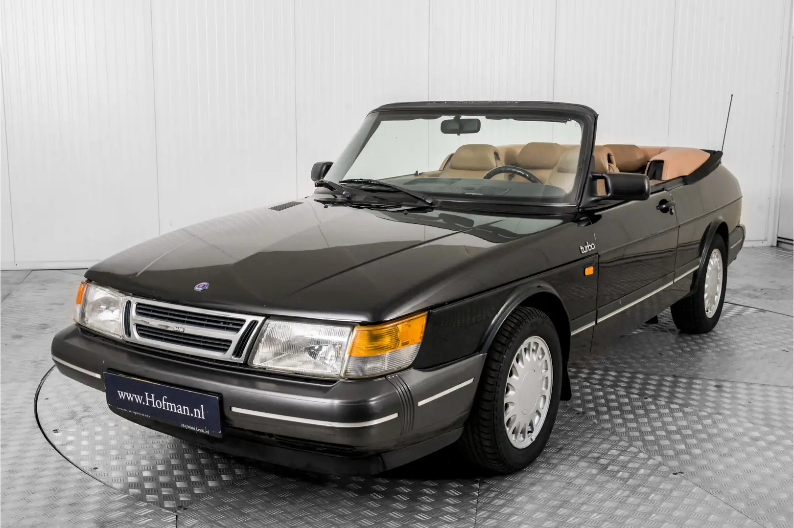 Saab 900 clásico en curva