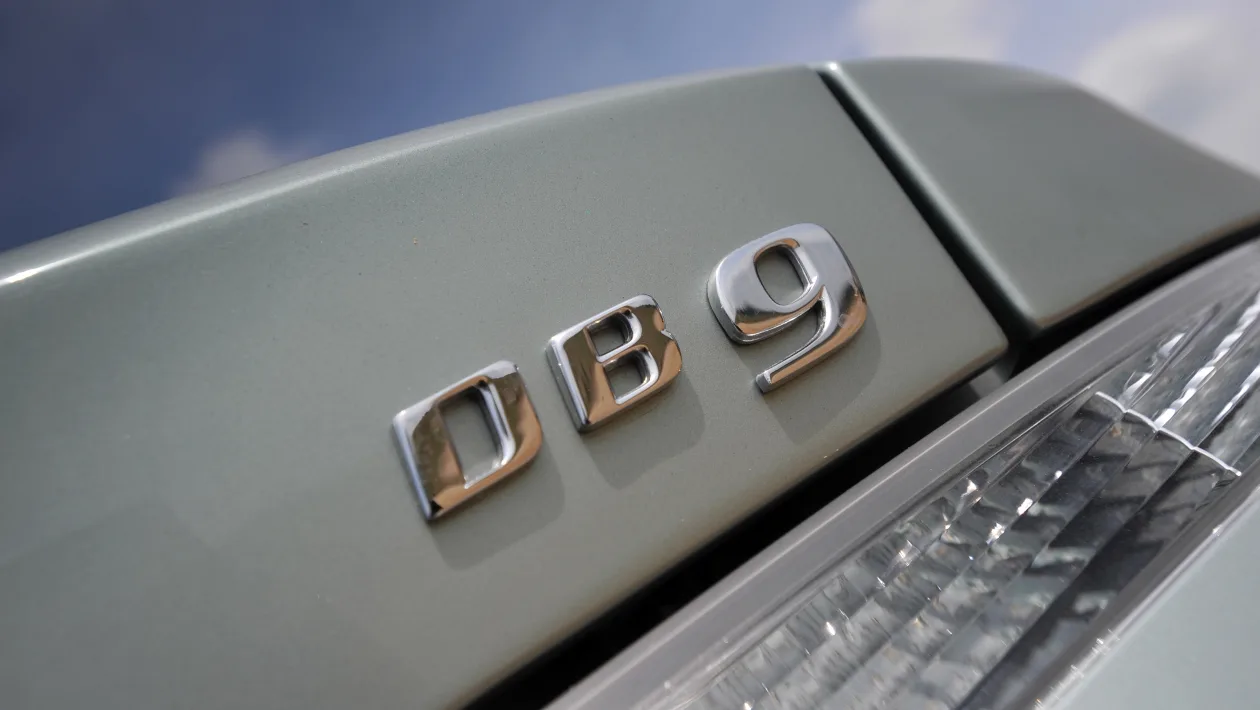 Motor V12 de 5.9 litros del Aston Martin DB9