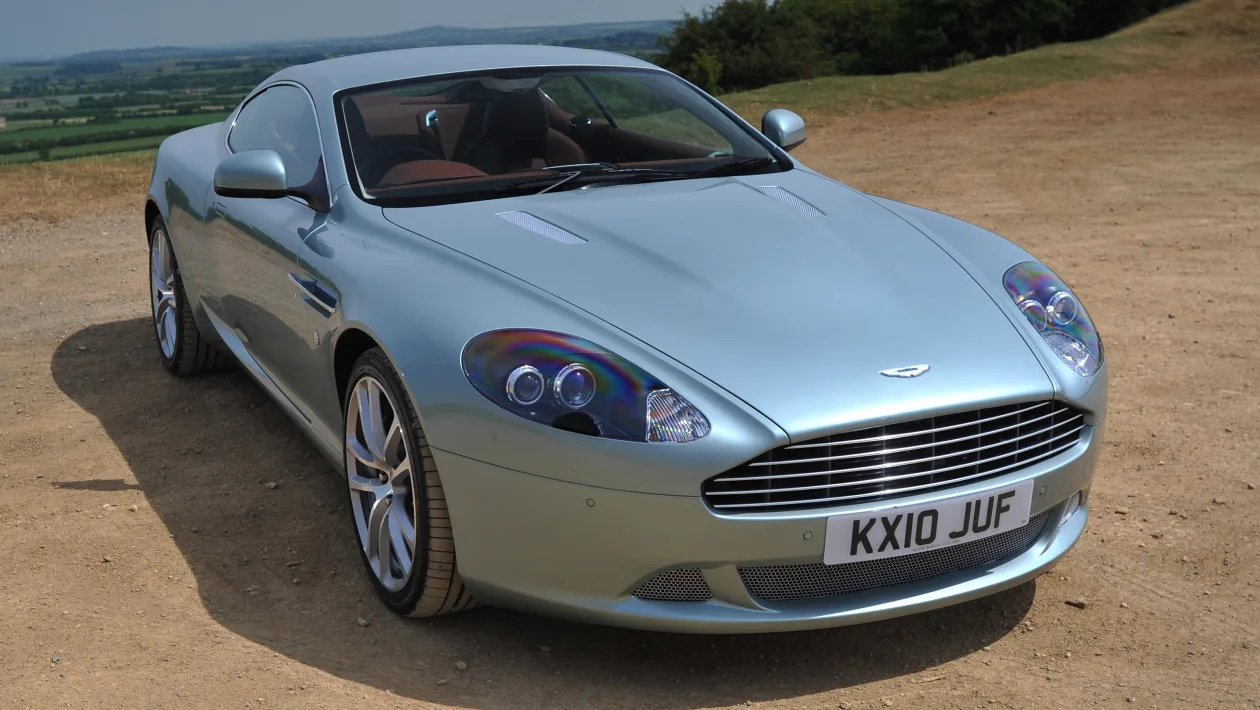 Aston Martin DB9 en carretera de curvas
