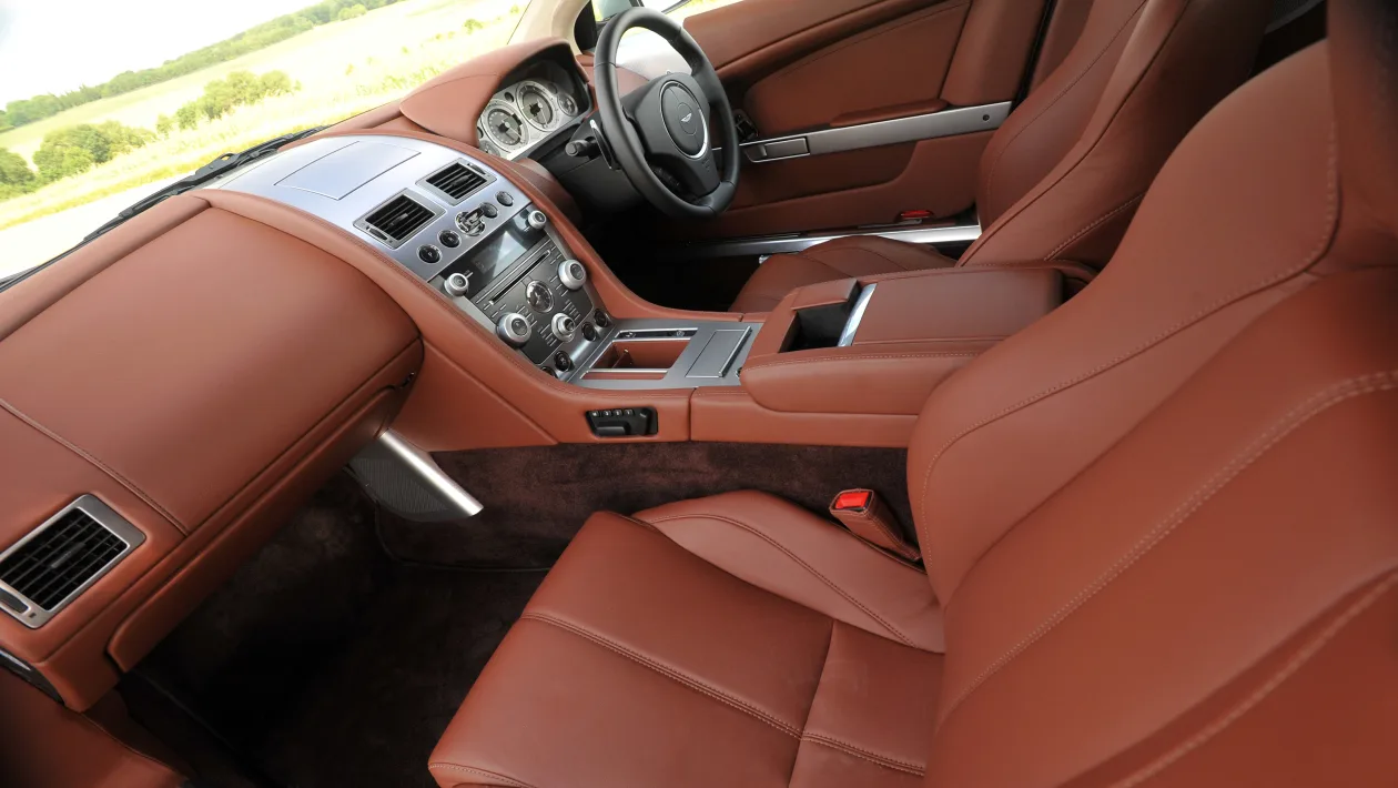 Aston Martin DB9 vista lateral completa
