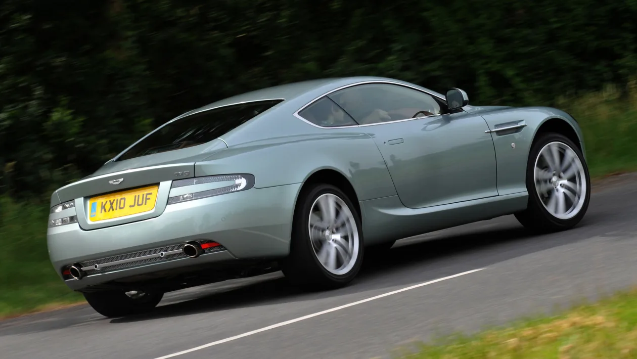 Aston Martin DB9 vista frontal en carretera
