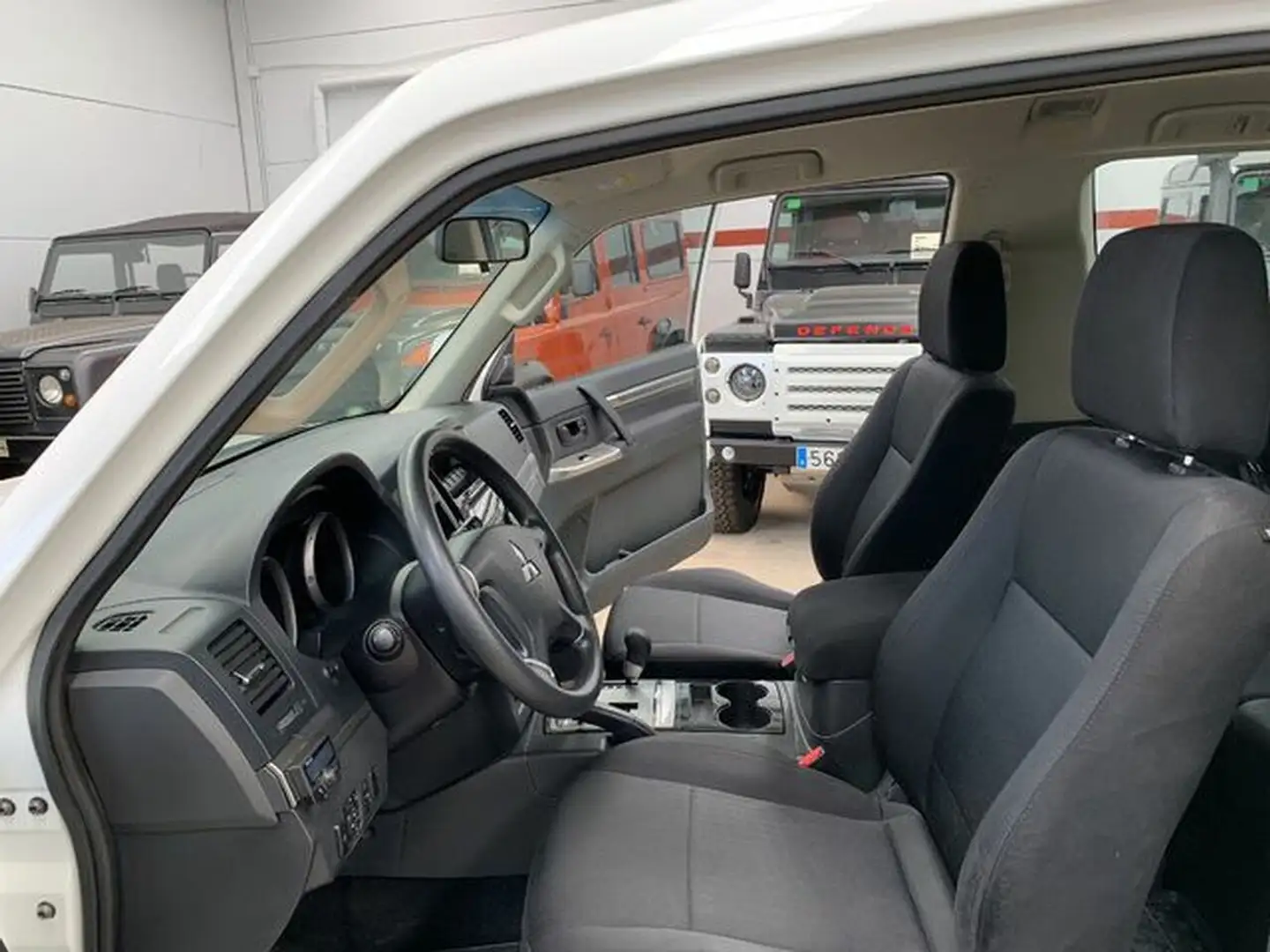Inspección de los bajos y el chasis de un Mitsubishi Pajero Montero