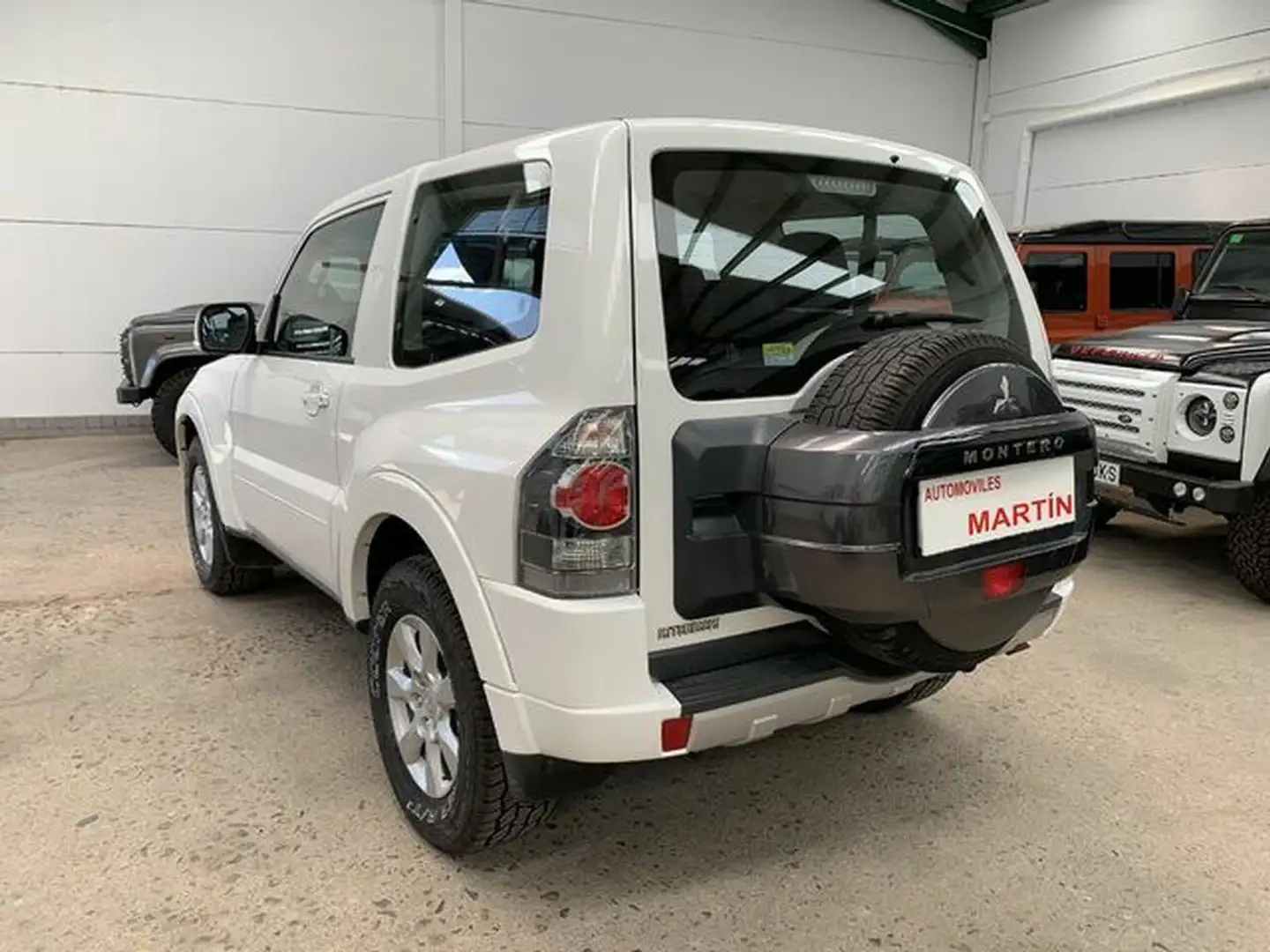 Mitsubishi Pajero Montero en pista de tierra, herencia del Dakar