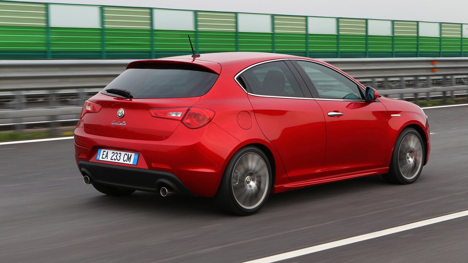 Alfa Romeo Giulietta vista trasera tres cuartos
