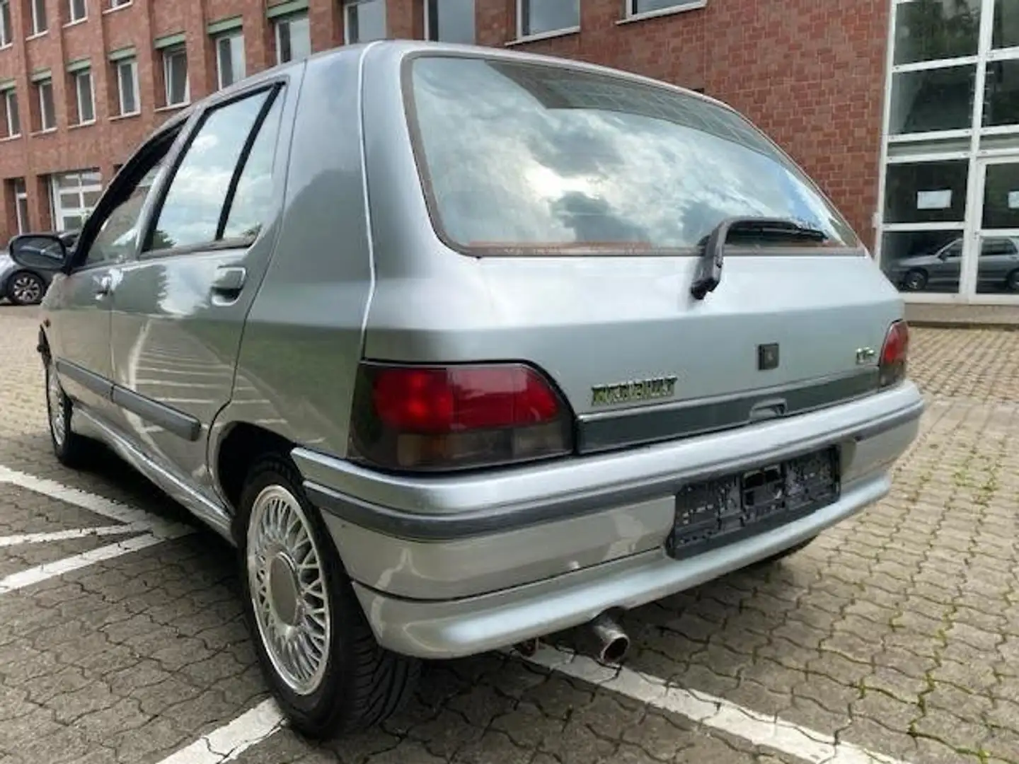 Óxido en la carrocería de un Renault Clio I