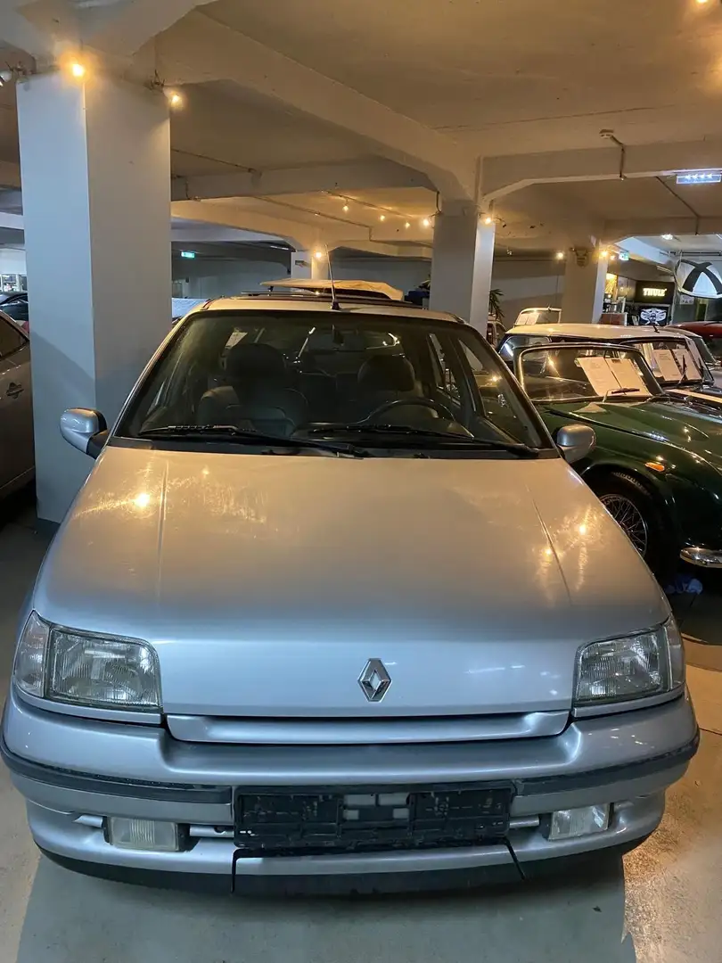 Inspección de un Renault Clio I antes de comprar