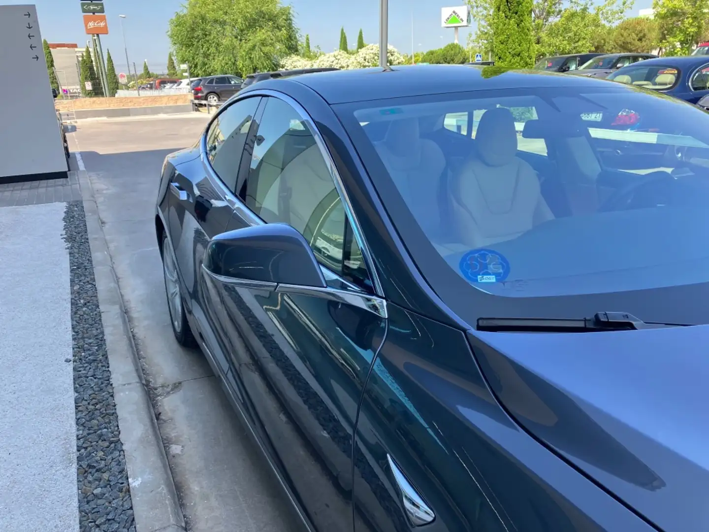 Tesla Model S visto de perfil
