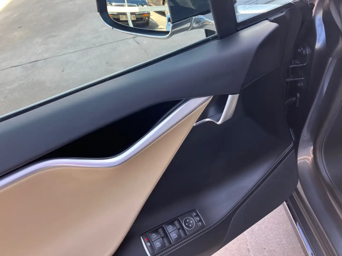 Pantalla MCU en la inspección de un Tesla Model S