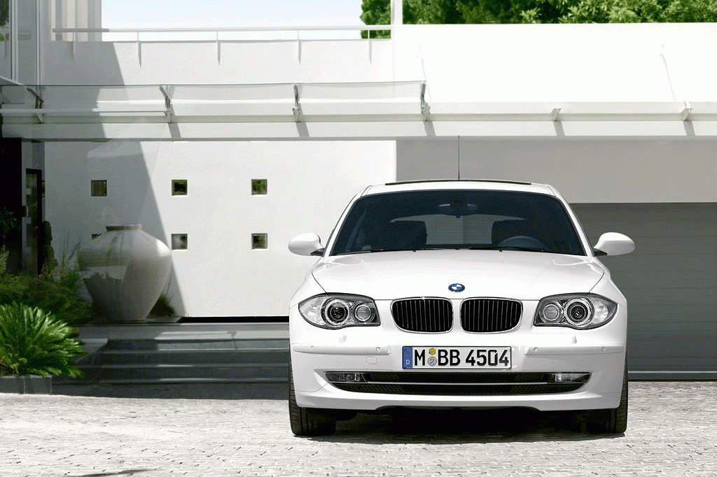 BMW Serie 1 E8x vista frontal en carretera