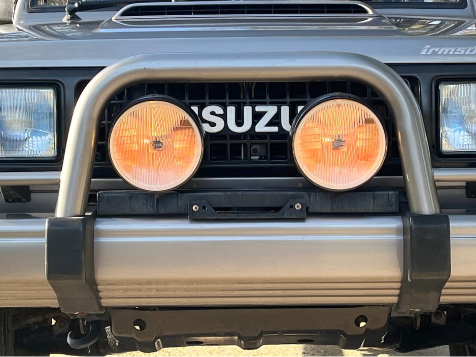 Isuzu Trooper I interior