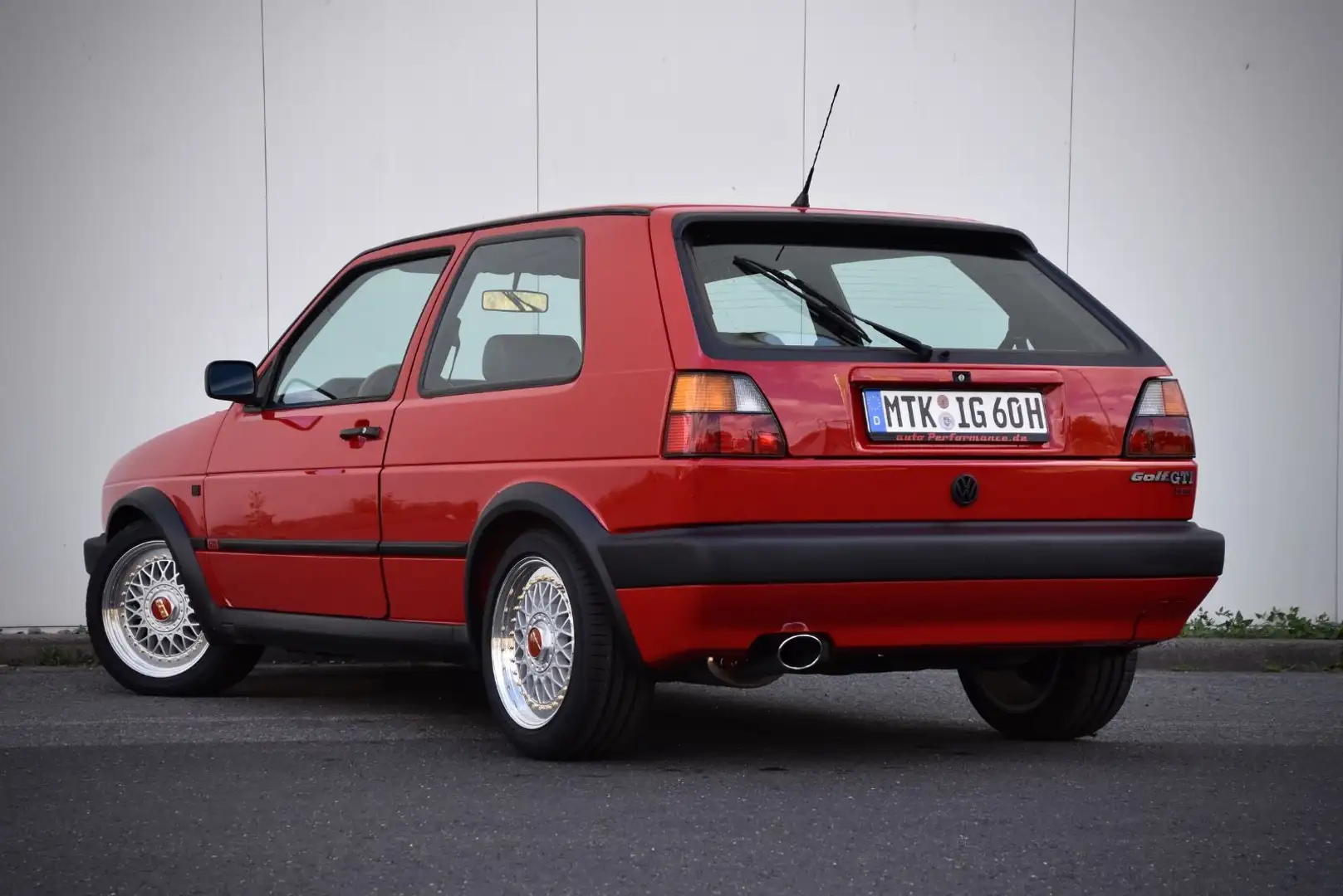 Óxido en la carrocería de un Volkswagen Golf Mk2