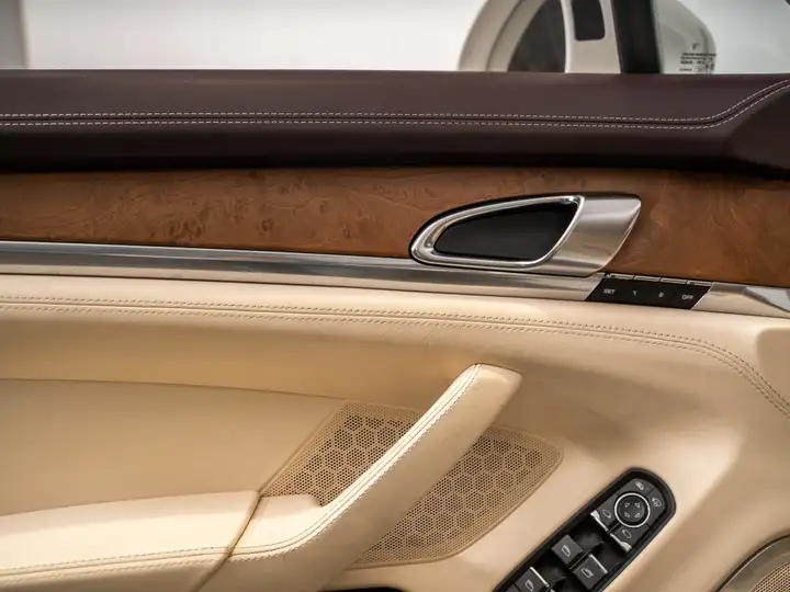 Porsche Panamera G1 vista trasera liftback