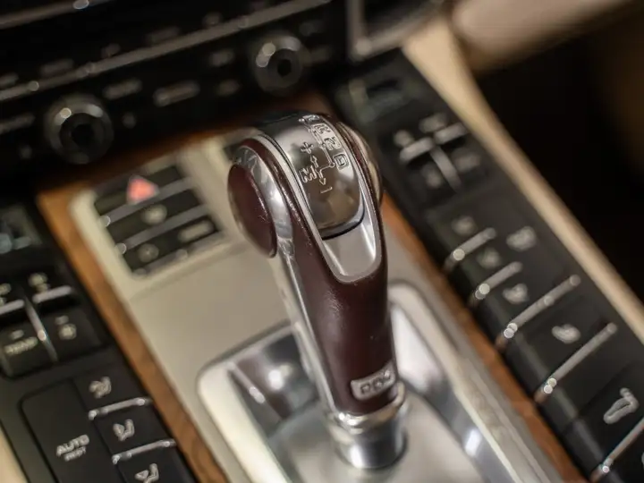 Interior del Porsche Panamera G1 con asientos deportivos