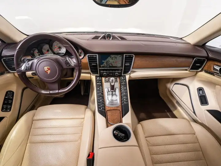 Inspección de un Porsche Panamera G1 antes de comprar