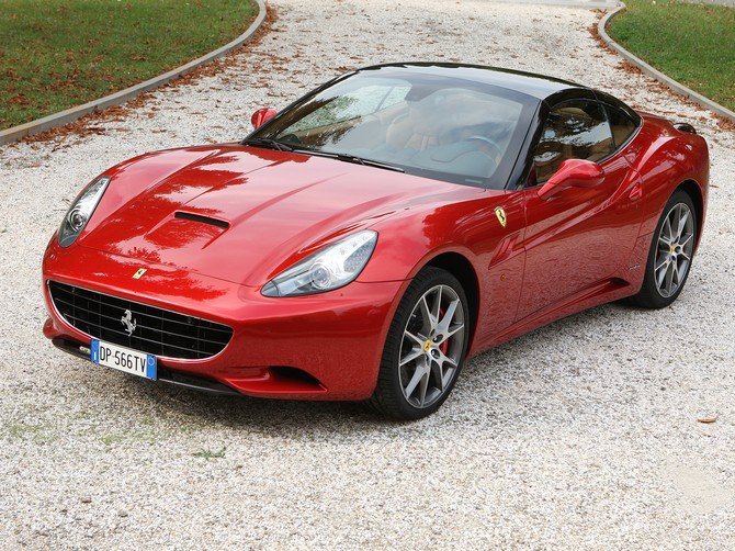 Ferrari California vista frontal en carretera