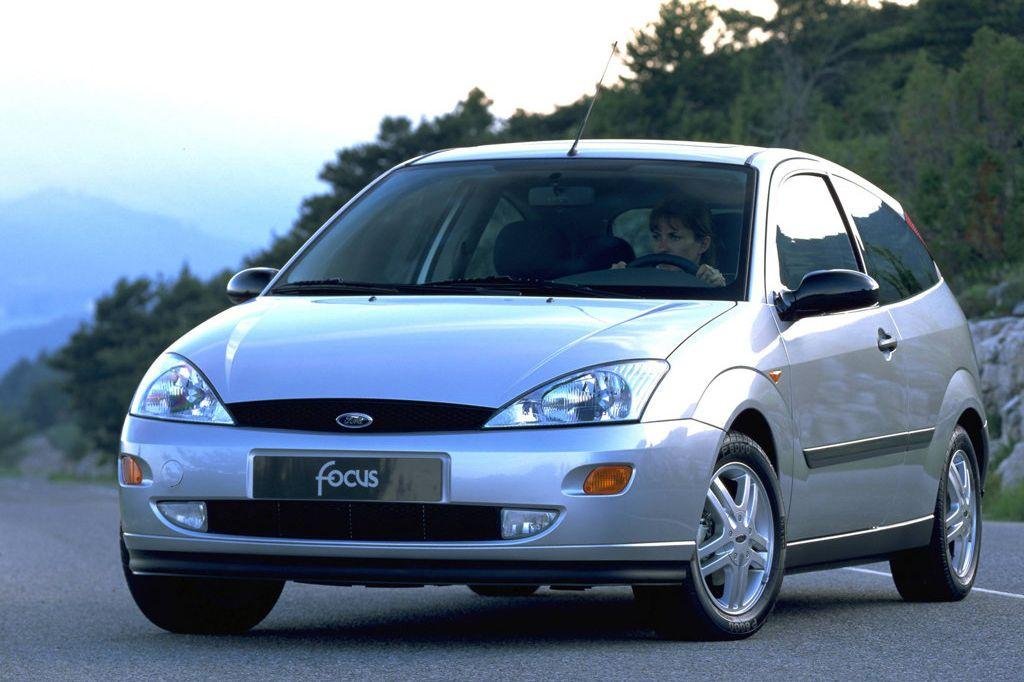 Ford Focus Mk1 vista frontal en carretera