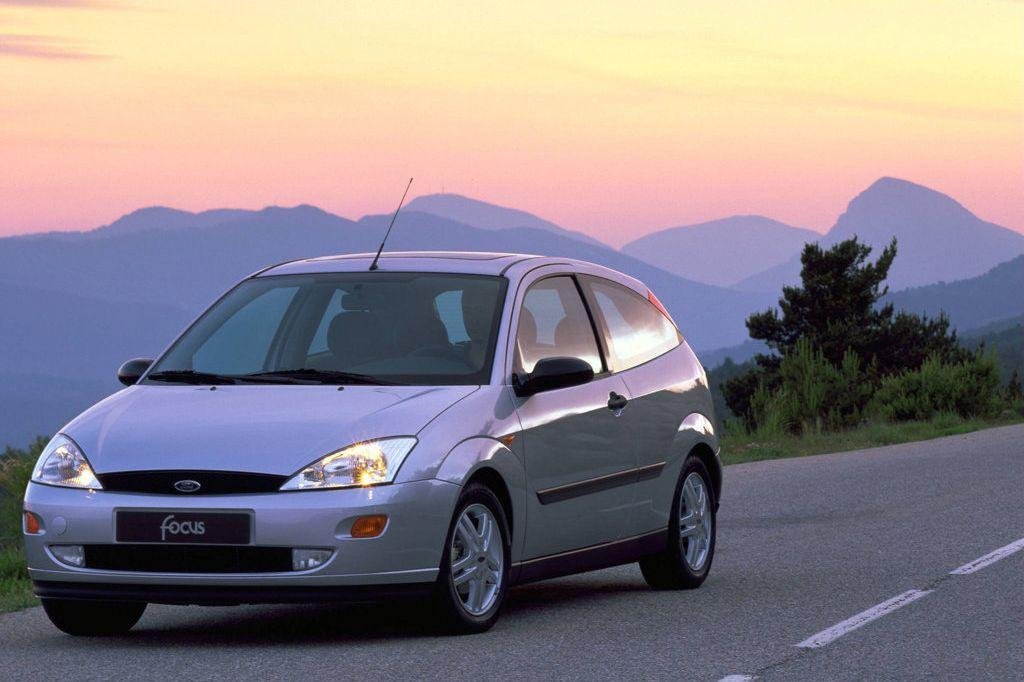 Ford Focus Mk1 en carretera de curvas
