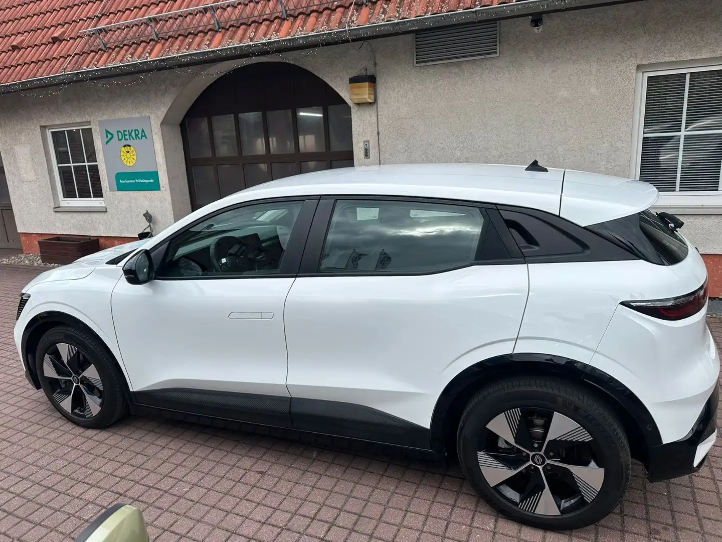 Inspección de un Renault Mégane E-Tech antes de comprar