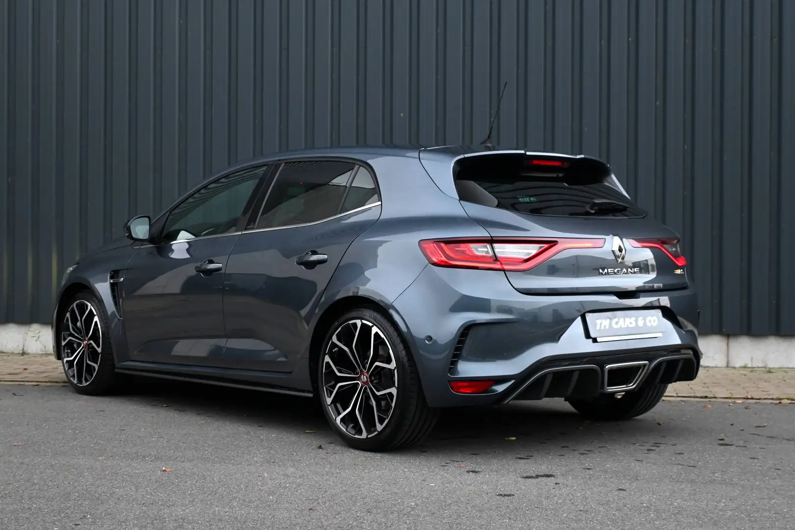 Inspección de un Renault Mégane IV antes de comprar