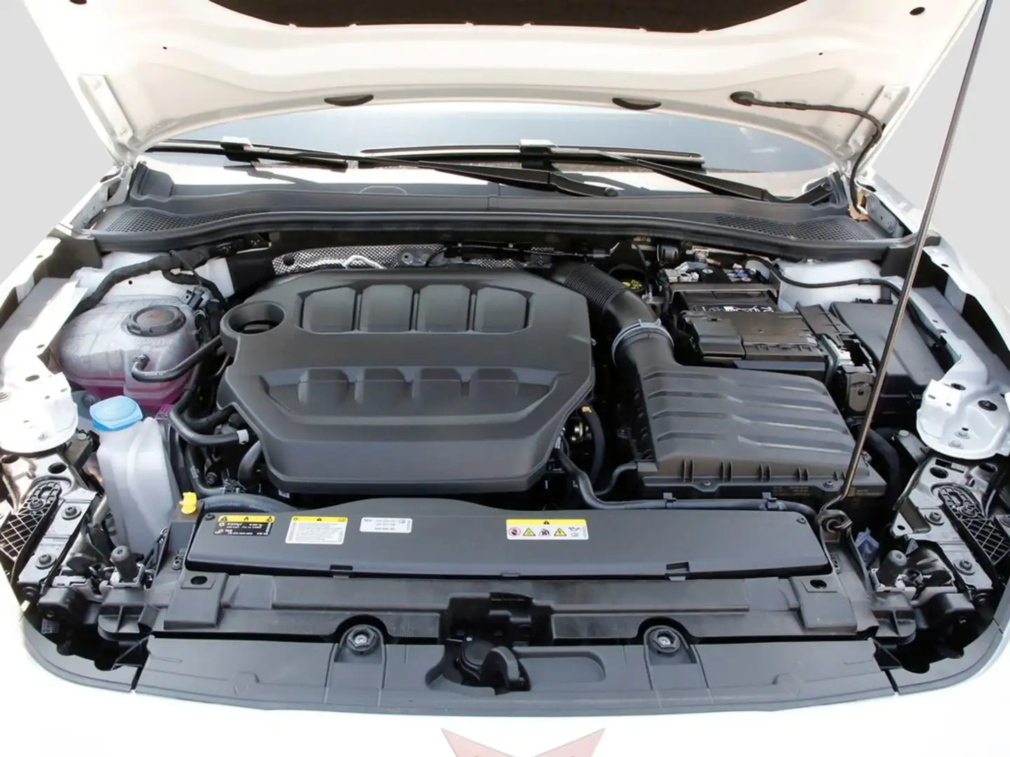 Batería de 12V y sistema e-HYBRID del Cupra León KL